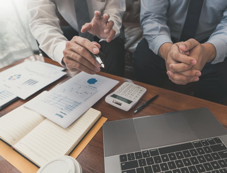 pessoas analisando documentos