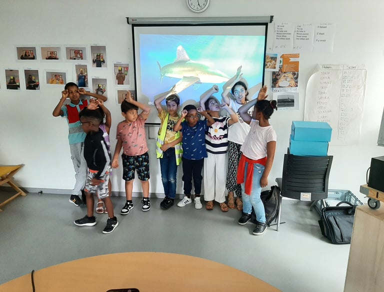 groupe d'enfants quartiers prioritaires faisant le signe du requin