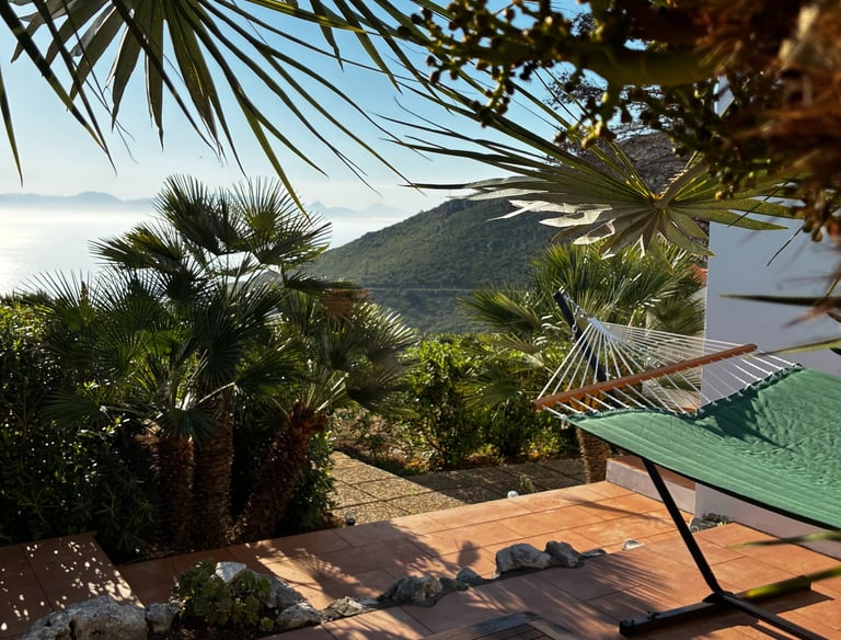 cortile con amaca e vista mare