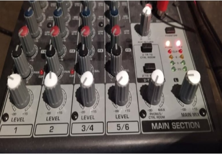 Ein Ausschnitt eines Mischpultes für die Audioproduktion