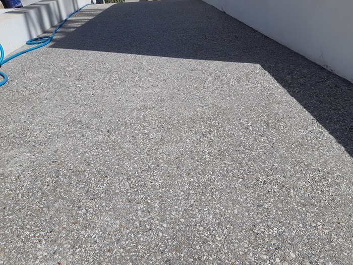 Hormigón desactivado ideal para entradas y terrazas, duradero y decorativo.