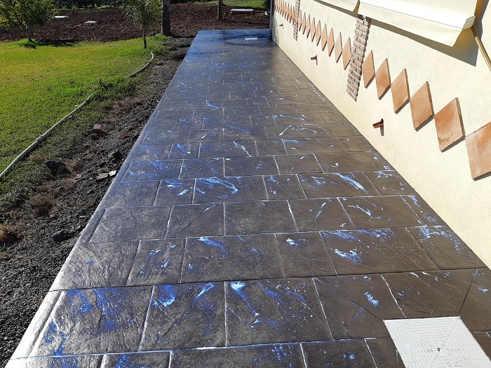 Camino de hormigón impreso con diseño de piedra inglesa, acabado elegante y resistente para exteriores duraderos.