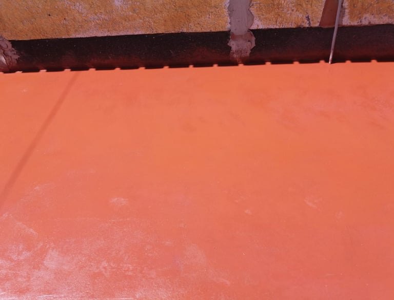 Hormigón pulido en color rojo, ideal para interiores o exteriores que buscan un acabado llamativo, resistente y moderno.