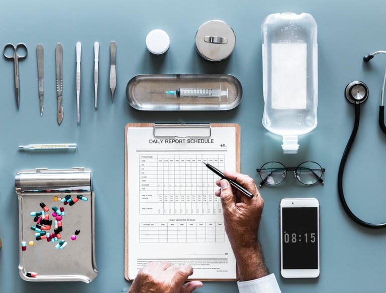un bureau de médecin avec un clipboard