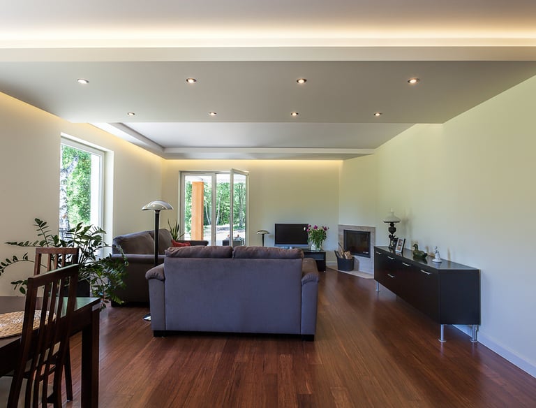 Wohnraum mit indirekter Beleuchtung und abgehängter Decke in modernem Stil