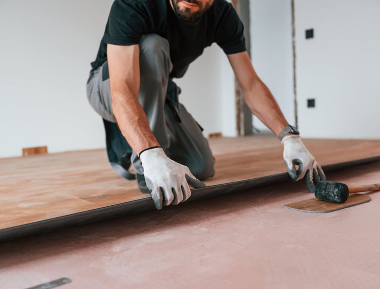 Verlegung neuer Laminat- oder Parkettböden bei Renovierungsarbeiten in Aachen