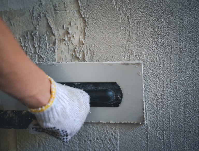 Glättung einer Wand mit Putz für ein sauberes Oberflächenfinish in Aachen