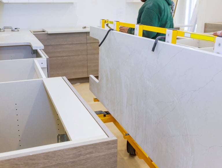 Montage einer neuen Küche mit Arbeitsplatte im Rahmen einer Renovierung in Aachen