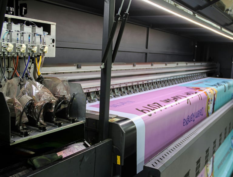 stampante industriale che stampa dei fogli