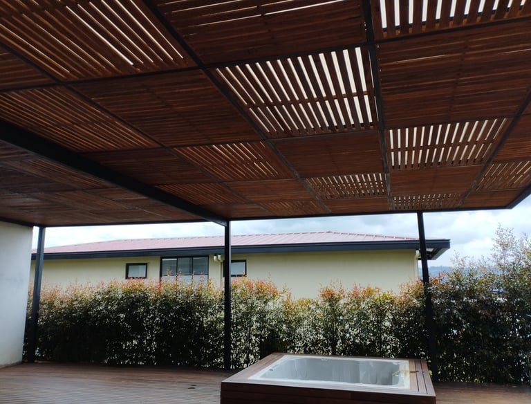 Pérgola con difusores en madera