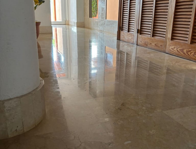 Especialistas en reformas integrales en Mallorca, equipo profesional coordinando obra de vivienda