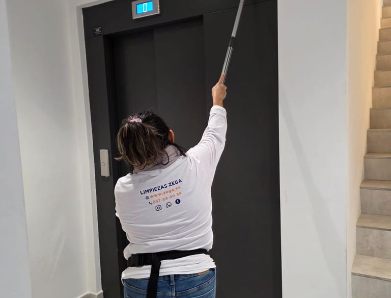 Umfassende Reinigung von Wohnanlagen auf Mallorca, einschließlich Eingänge, Treppenhäuser und Gemeinschaftsbereiche.