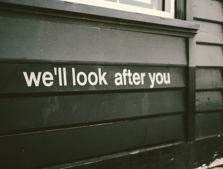 Unas letras pintadas en el costado de un edificio "we'll look after you"