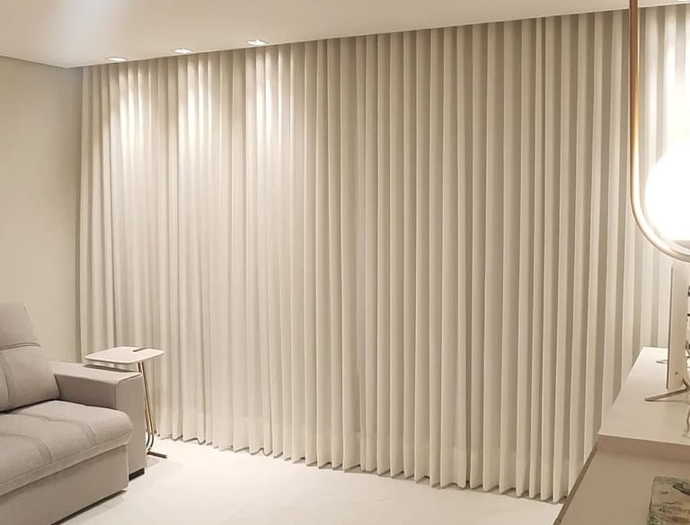 A Brise Cortinas e Persianas é especialista em cortinas sob medida, persianas modernas, rolos e blac