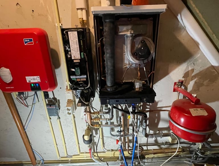Technische installatie met cv-ketel, expansievat en leidingen in woning te Rotterdam-Hoogvliet
