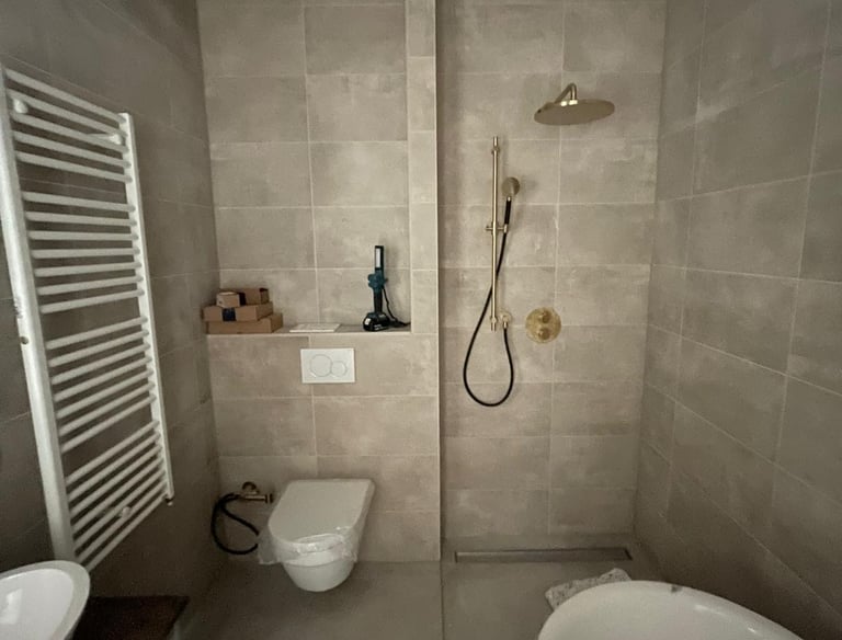 Volledig gerenoveerde badkamer met inloopdouche en wandcloset in woning te Rotterdam-Hoogvliet