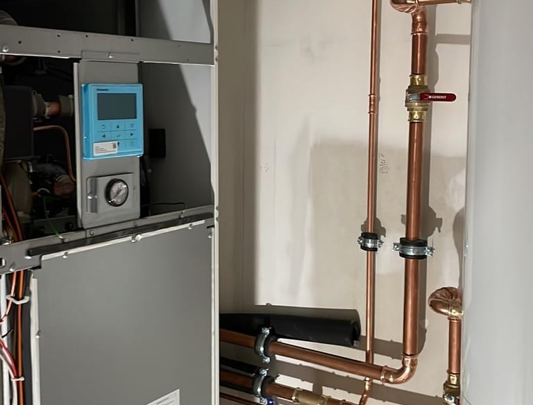 Installatie van verwarmingssysteem met leidingen en pompsysteem in woning te Rotterdam-Hoogvliet
