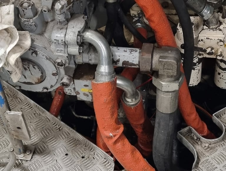 intervention sur flexibles, flexibles, moteur, pompe, maintenance navale
