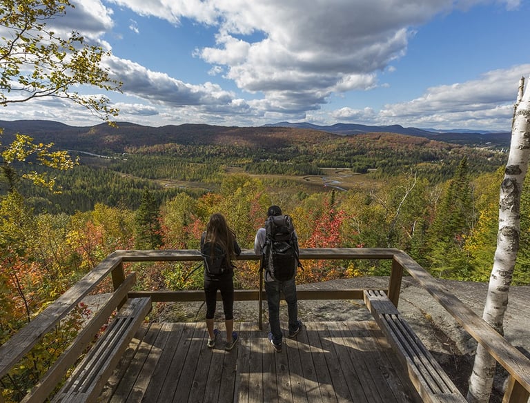 2 personnes observant les paysages du parc de la foret ouareau dans lanaudiere