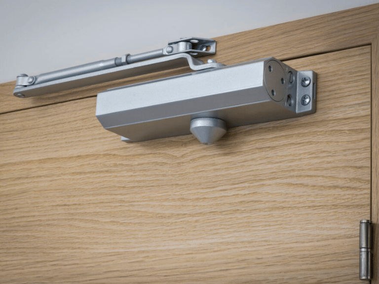 Un ferme porte pose serrurier Bordeaux 