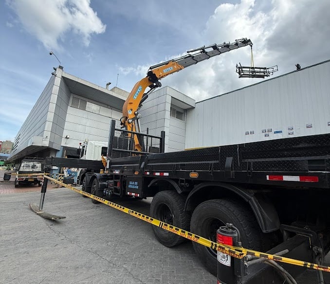 Camion grúa en elevación de carga 