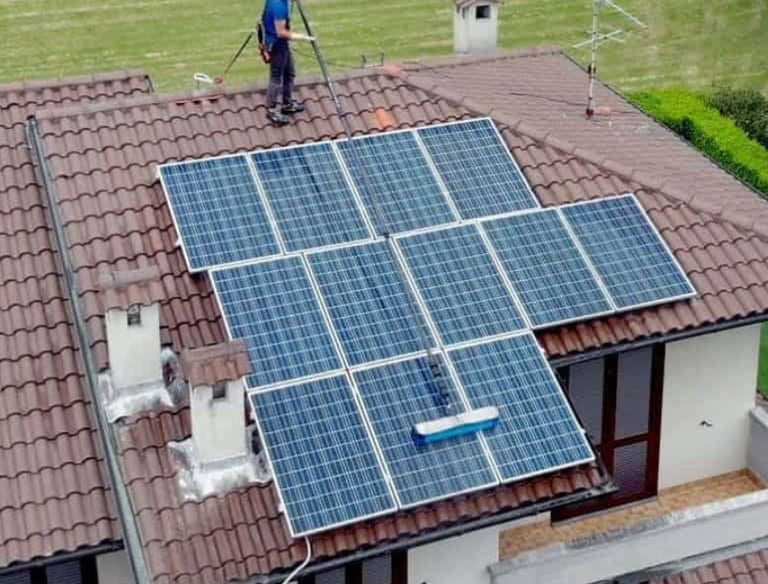 Lavage de panneaux photovoltaïques DG Services dans toute la Suisse +30% d'efficacité énergétique