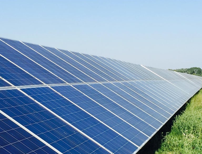 Lavage de panneaux photovoltaïques DG Services dans toute la Suisse +30% d'efficacité énergétique