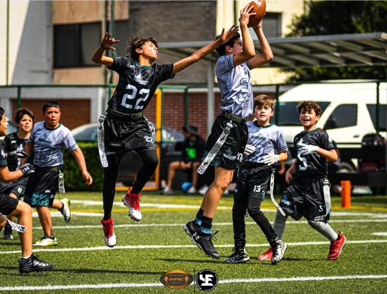 Jugadores de Venados Salvajes practicando football flag