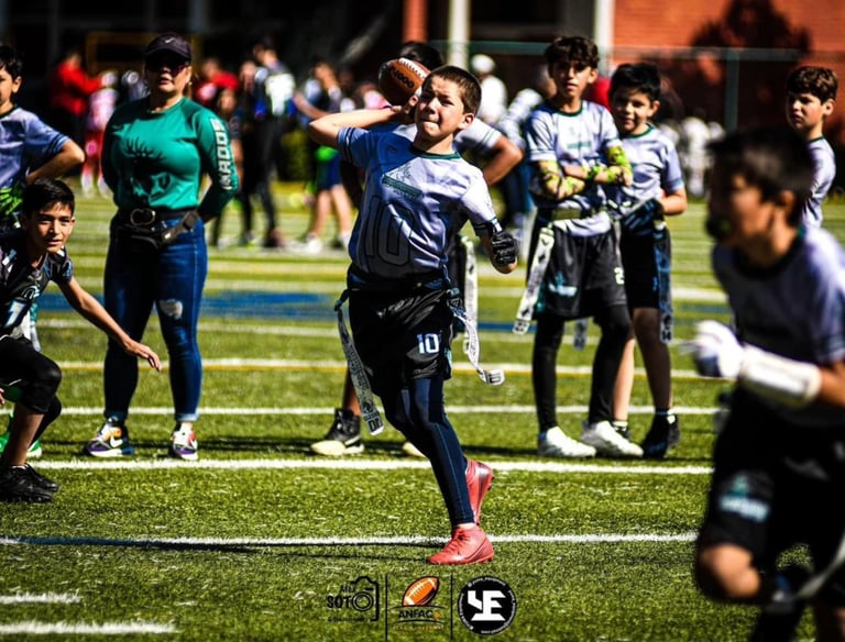 Quarterback del equipo de flag football preparándose para dar un pase