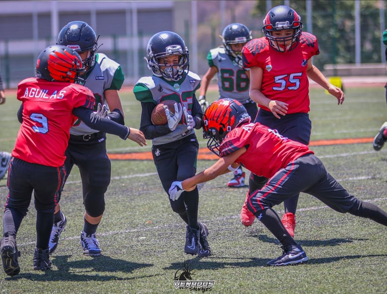 Jóvenes participando en un scrimmage de football americano