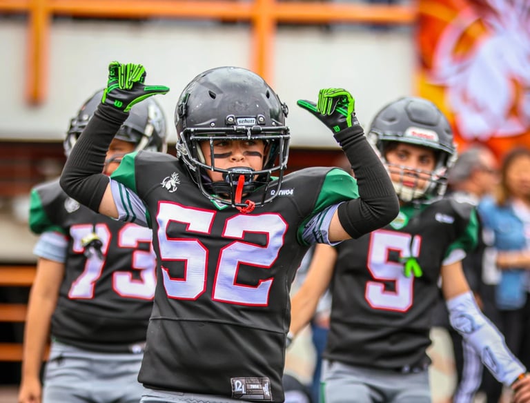 Jugador de football americano de 8 años de la categoría Hornets celebrando una anotación