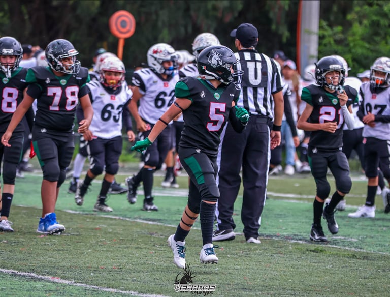 Jugadores de 15 años de la categoría Tauros jugando football americano