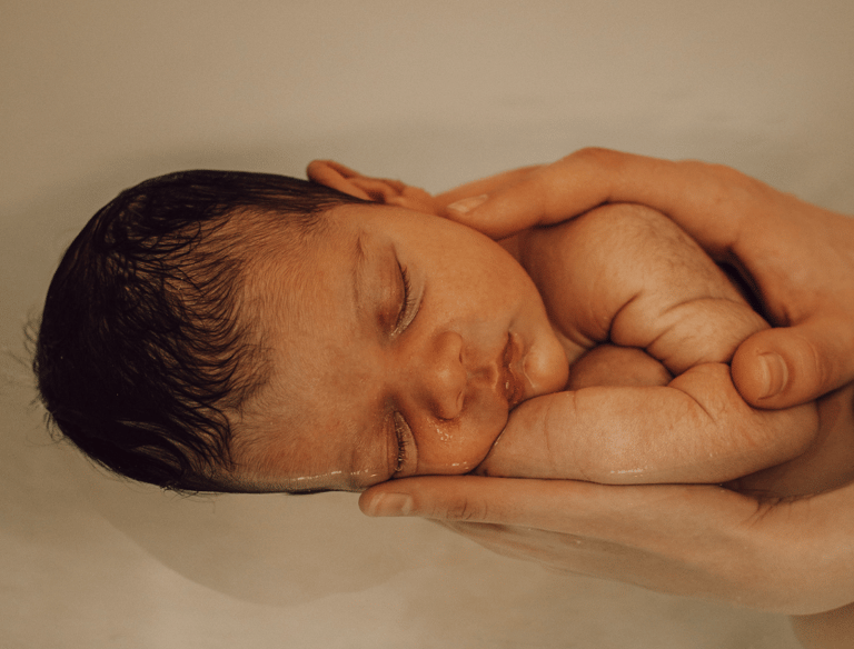 bain enveloppé bébé