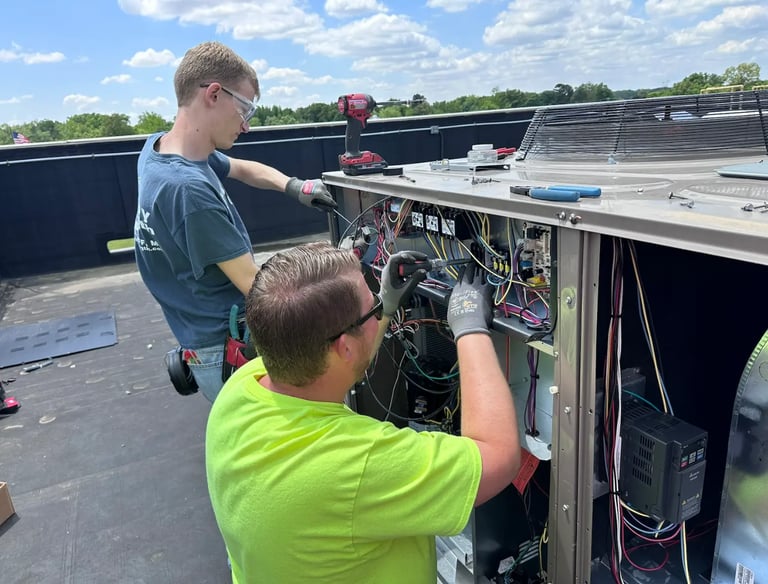 Power Plus Technicians replacing a rooftop air conditioner for the Subway restaurant in Mansion Mall Poplar Bluff, MO
