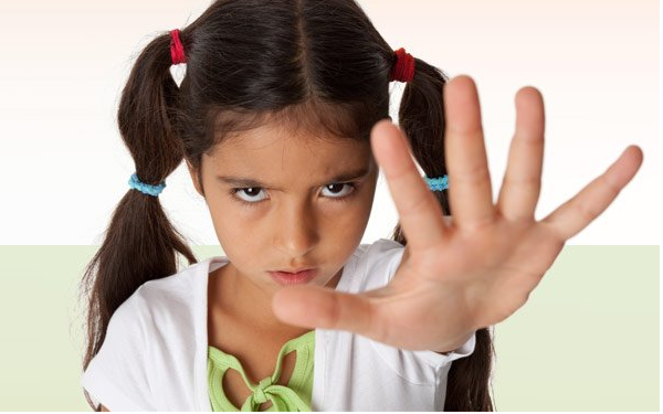 a young girl with a ponytail ponytail hairstyled in a ponytail