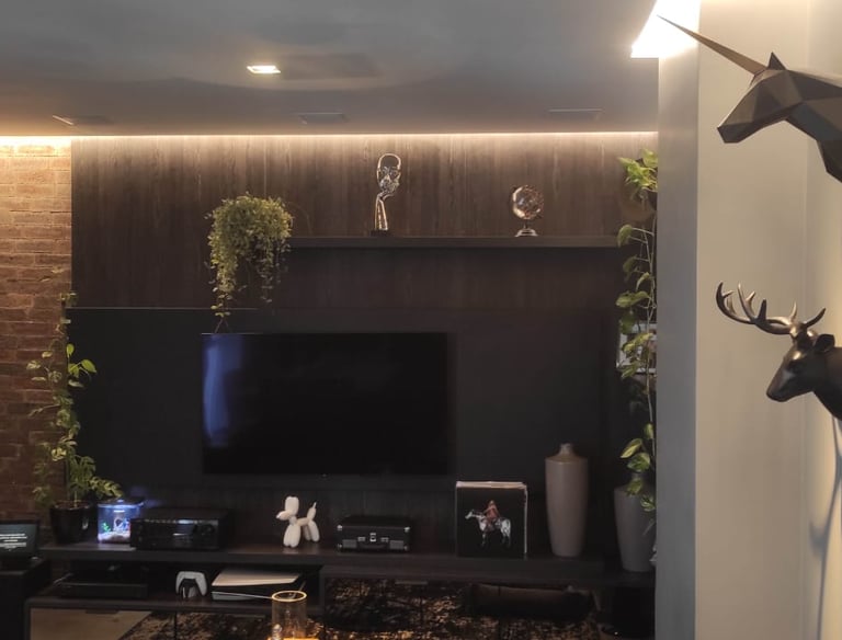 apartamento equipado com iluminação inteligente e home theater