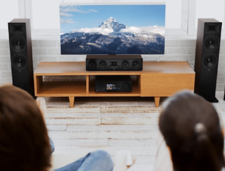 Sala com home theater JBL
