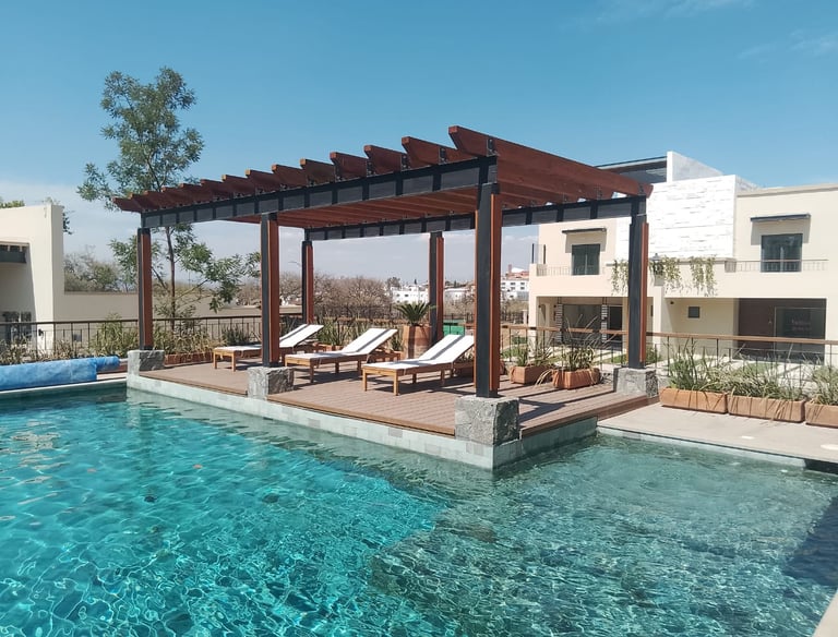 alberca y asoleadero del desarrollo Misión Schoenstatt