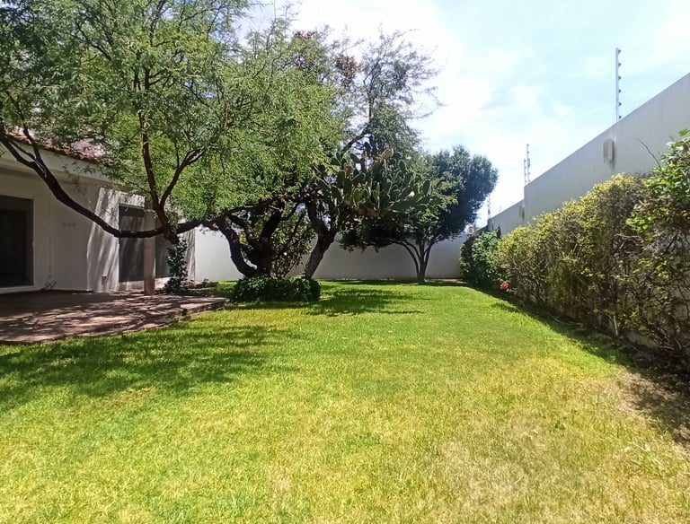 casa en renta en Juriquilla San Francisco con jardín muy amplio