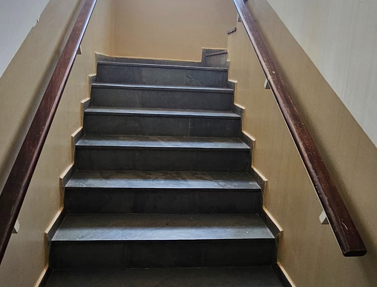 Vistoria das escadas e saídas de emergência