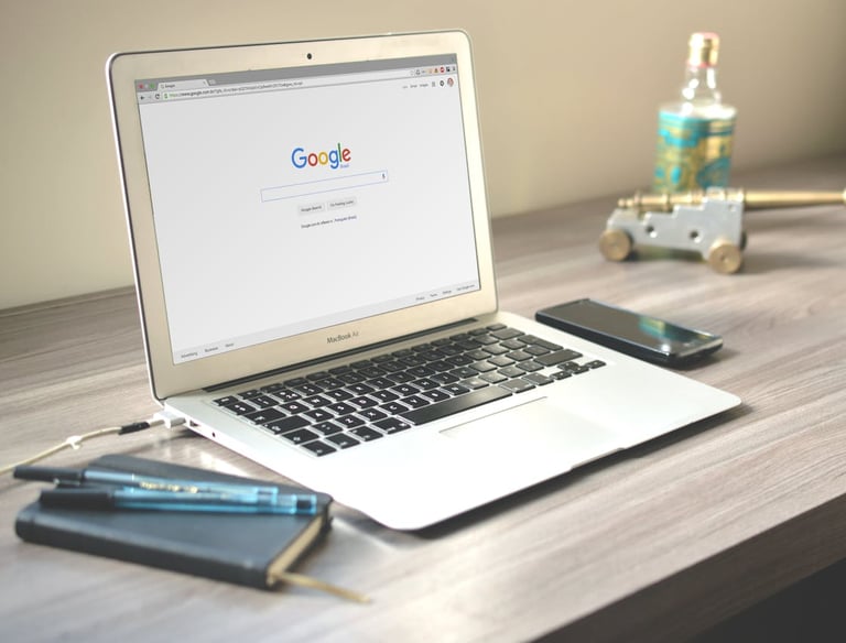 Laptop en un escritorio mostrando la página de inicio de Google