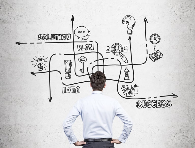 Experte betrachtet Wand-Skizze – Planung und Entwicklung einer nachhaltigen IP-Strategie