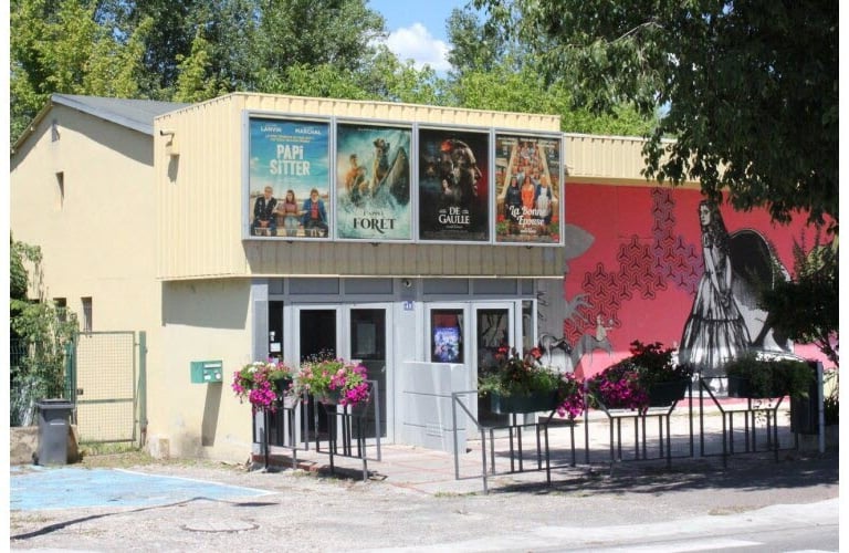 Le cinéma du 7ième art est situé à moins de 1 km du mas de l'Enclos du Soleil le Vent