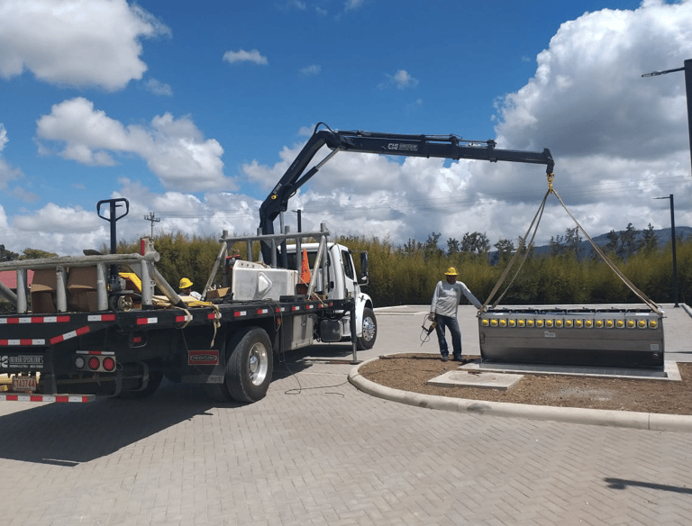 camion instalacion de seccionadora