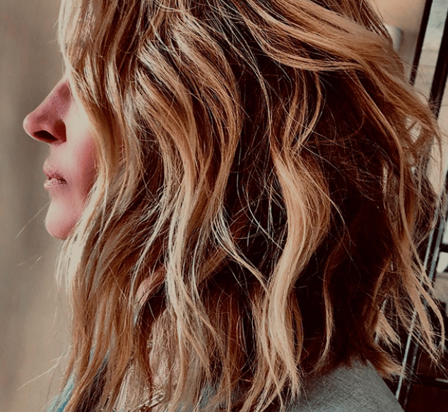 mujer enseñando su cambio de look