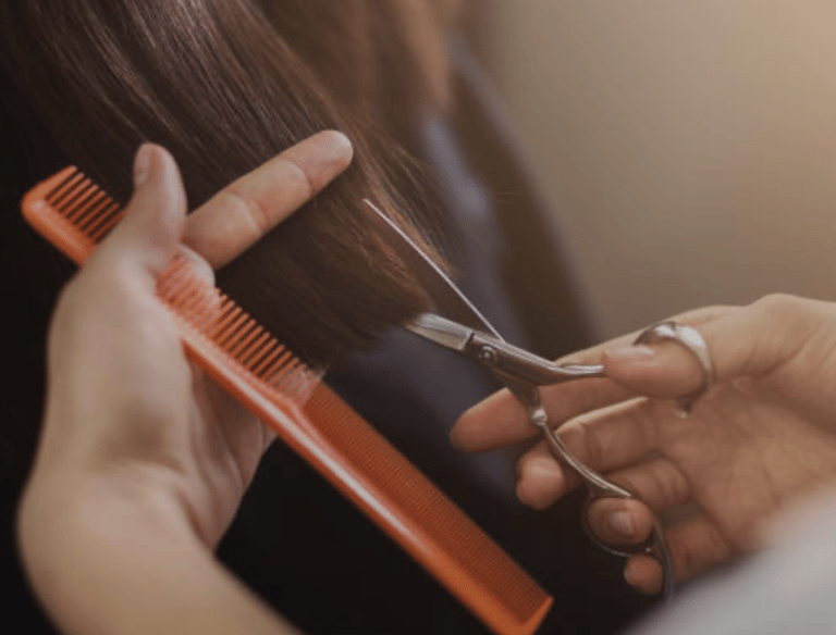 mujer cortando el pelo