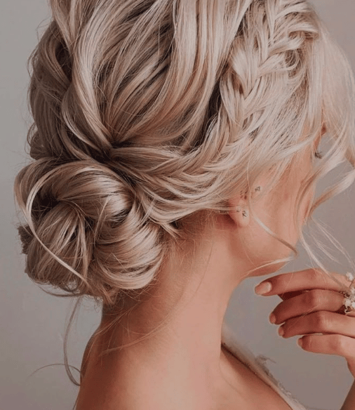 mujer con recogido de pelo para boda