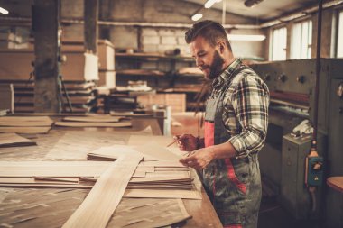 un adulte qui travail
