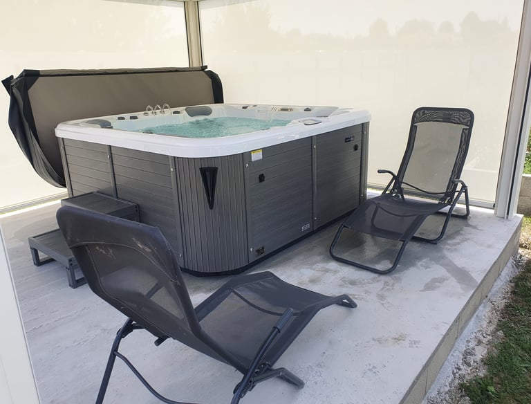 img src="chemin/vers/image-spa.jpg" alt="Spa thérapeutique 6 places avec jets massants">