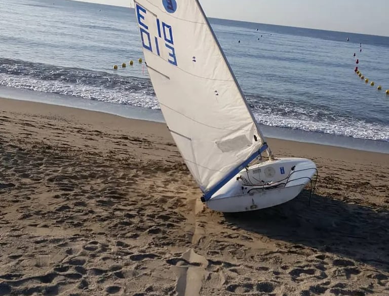Foto de un velero pequeño en la playa de Mojacar